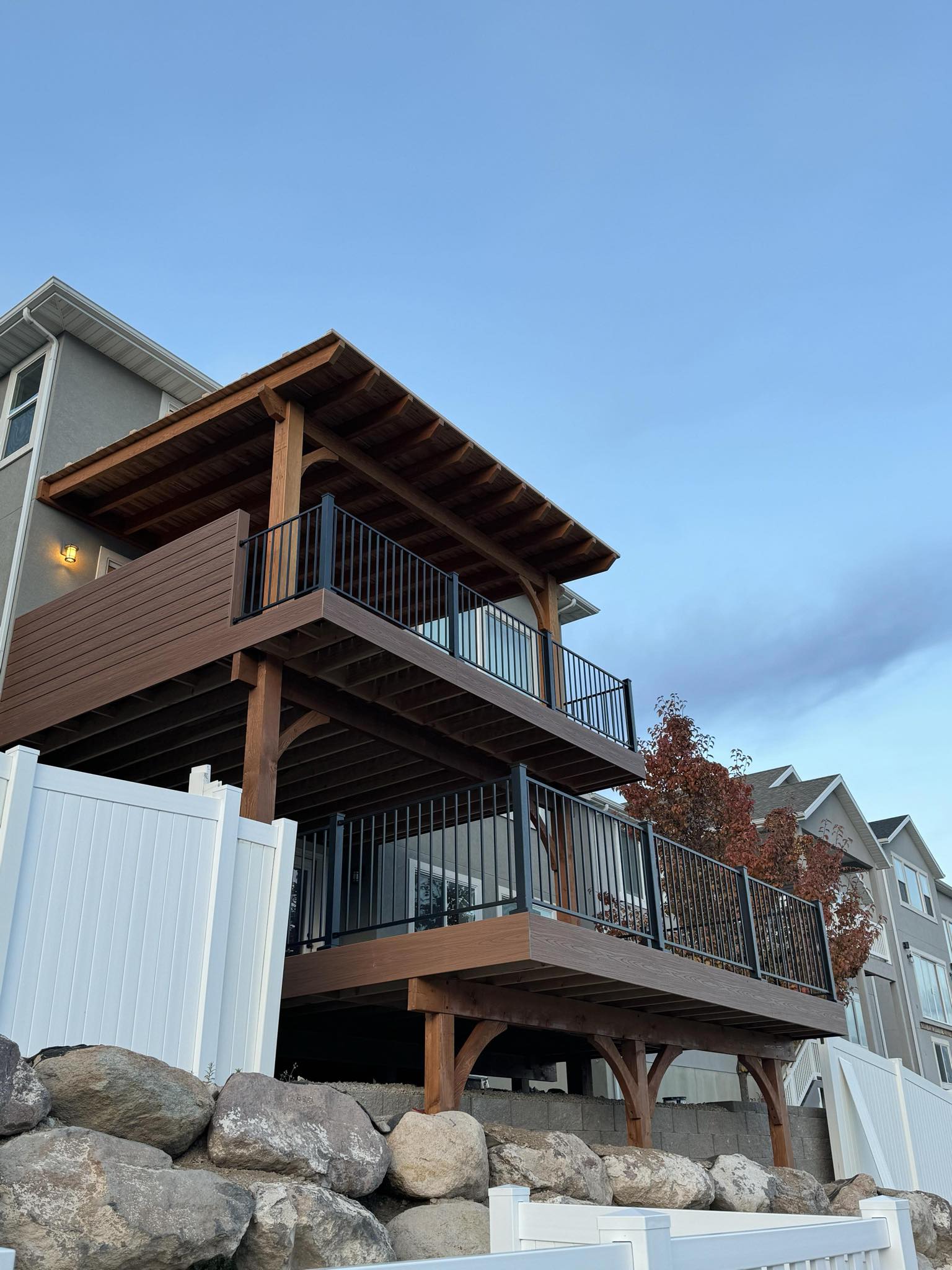 2_story_deck_with_covered_roof_and_privacy_wall_made_with_trex
