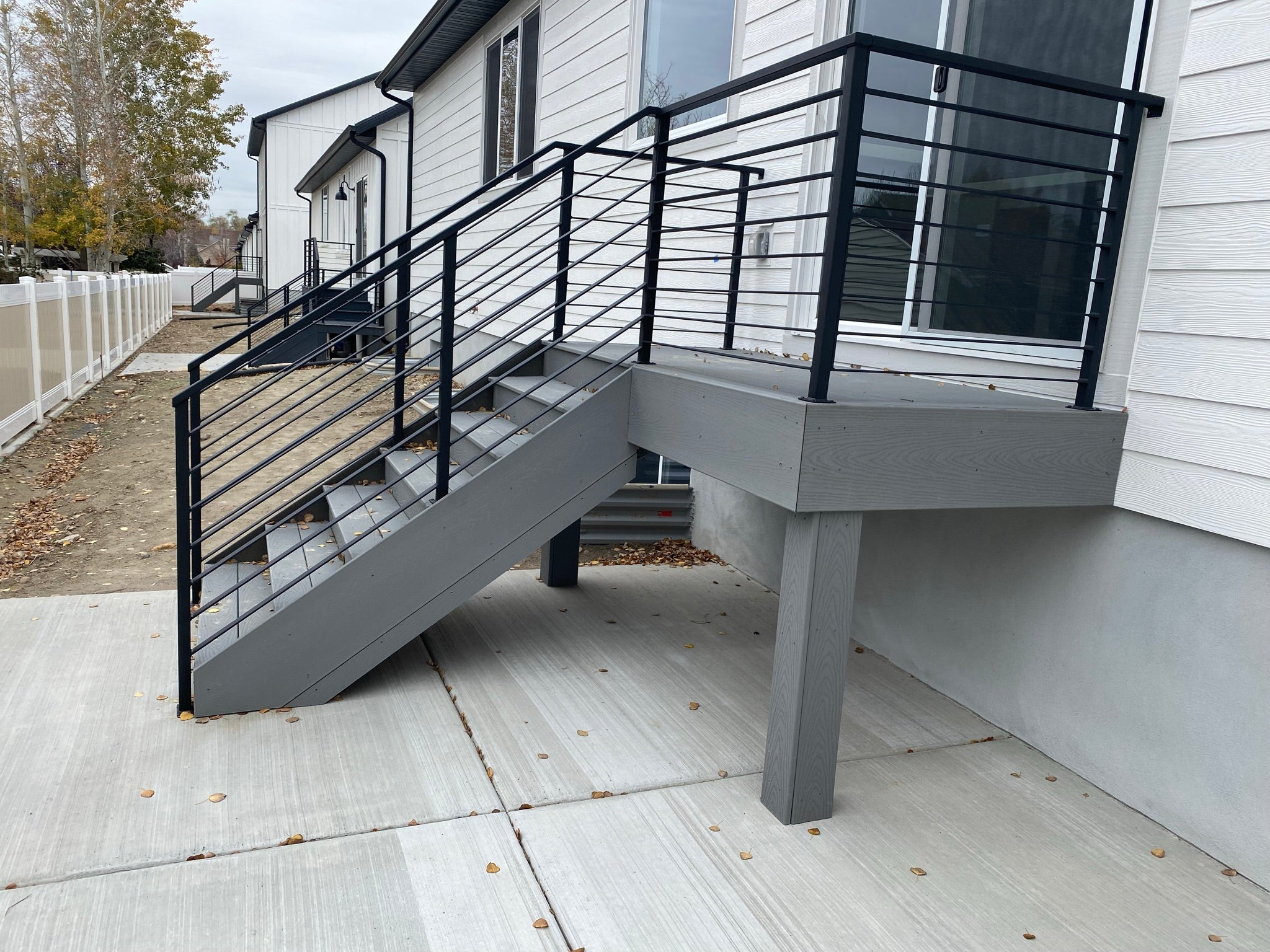 dark_grey_trex_deckign_with_modern_metal_powder_coated_handrail